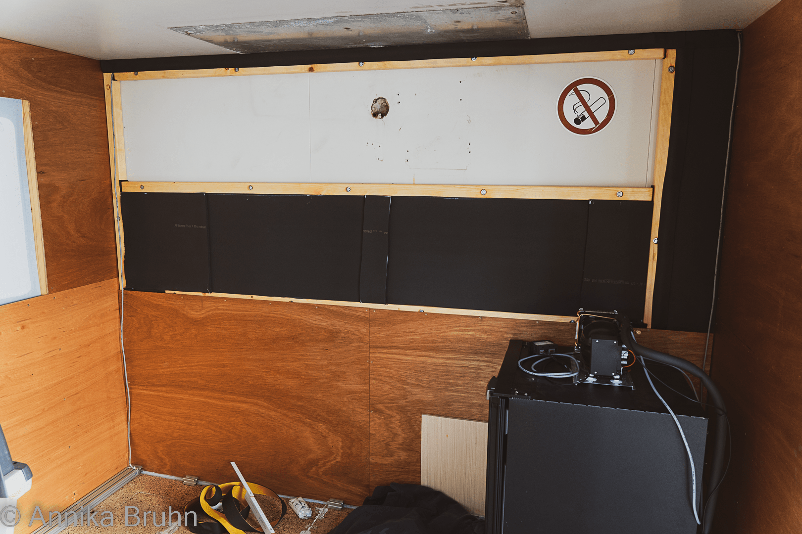 Dämmung an der Rückwand vom Fahrerhaus!